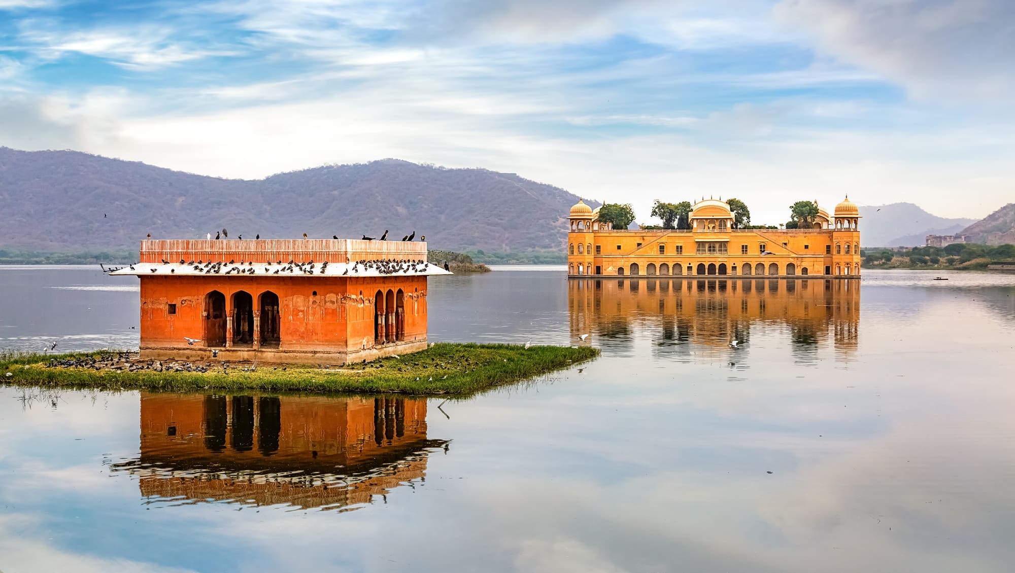 The Jal Mahal water palace sitting in the middle of Man Sagar lake